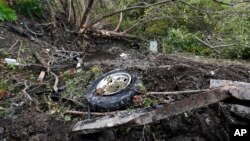 Los escombros dispersados se observan el domingo 7 de octubre de 2018, en el lugar del accidente fatal de una limusina en, Schoharie, N.Y. el sábado 6 de octubre de 2018. (Foto AP / Hans Pennink).