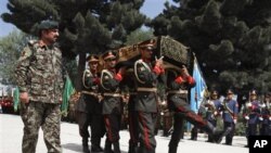 Militer Afghanistan melakukan upacara pemakaman bagi Arsala Rahmani, anggota senior Dewan Perdamaian Tinggi Afghanistan yang ditembak tewas di Kabul (14/5).