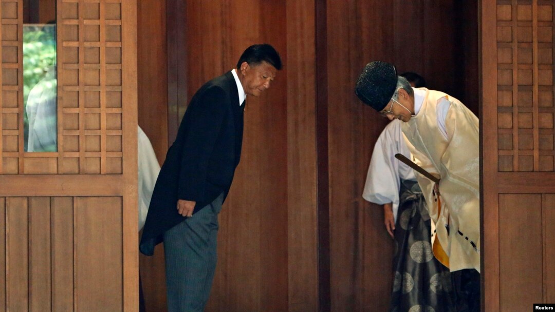 일본의 신도 요시타카 총무상이 15일 야스쿠니 신사를 참배하고 있다.