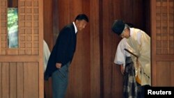 Menteri Komunikasi dan Urusan Dalam Negeri Yoshitaka Shindo meninggalkan tugu Yashukuni di Tokyo (15/8), setelah menghadiri peringatan 68 tahun menyerahnya Jepang dalam Perang Dunia II.