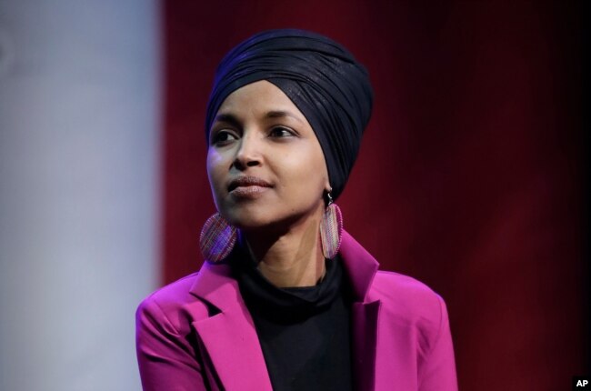 Ilhan Omar, D-Minn., berpartisipasi dalam panel selama acara kampanye untuk calon presiden dari Partai Demokrat Senator Bernie Sanders di Clive, Iowa. (Foto: AP)