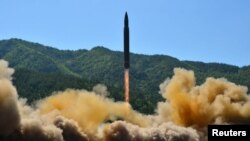 북한이 4일 대륙간탄도미사일(ICBM) 화성-14형 발사에 성공했다고 발표했다. 사진은 발사되는 대륙간탄도미사일 '화성-14'.