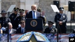 El presidente Donald Trump participó del 36 servicio conmemorativo anual de los oficiales por la paz y rindió tributo a los hombres y mujeres que arriesgan sus vidas a diarios para preservar la seguridad de las comunidades y proteger hasta con sus vidas a personas que nisiquiera conocen.