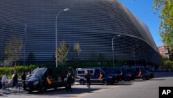 FILE - Polisi tiba di stadion Santiago Bernabeu, jelang pertandingan sepak bola leg pertama perempat final Liga Champions antara Real Madrid dan Manchester City di Madrid, Spanyol, Selasa, 9 April 2024. (AP/Manu Fernandez)