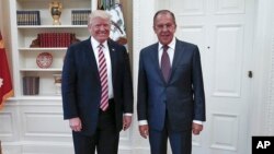 Presiden AS Donald Trump saat bertemu Menlu Rusia Sergey Lavrov di Gedung Putih, 10 Mei lalu (foto: ilustrasi).