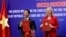 រូបឯកសារ៖ អ្នកស្រី Liz Truss អគ្គលេខាធិការទទួលបន្ទុកកិច្ចការពាណិជ្ជកម្មអន្តរជាតិរបស់ចក្រភពអង់គ្លេស និងលោក Tran Tuan Anh រដ្ឋមន្ត្រីពាណិជ្ជកម្មវៀតណាម ក្នុងពិធីចុះហត្ថលេខាកិច្ចព្រមព្រៀងពាណិជ្ជកម្មសេរី នៅទីក្រុងហាណូយ ប្រទេសវៀតណាម កាលពីថ្ងៃទី១១ ខែធ្នូ ឆ្នាំ២០២០។