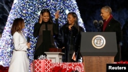 El presidente y la primera dama Michelle Obama con su hija menor Sasha y la actriz Eva Longoria en la ceremonia de encendido del árbol de navidad nacional.