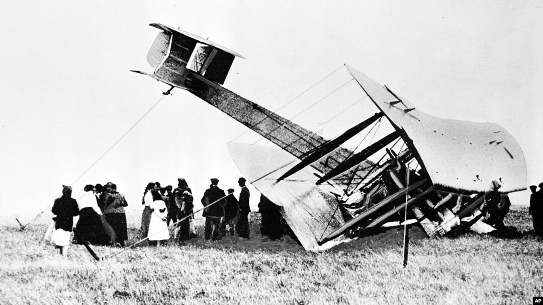 Pilot perintis John Alcock dan Arthur Whitten Brown mendaratkan pesawat Vickers Vimy mereka di rawa di Clifden, Irlandia, 15 Juni 1919, setelah menyelesaikan penerbangan menyeberangi Atlantik, dari St. Johns di Newfoundland ke pesisir Irlandia. (Foto: AP)