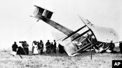 Pilot perintis John Alcock dan Arthur Whitten Brown mendaratkan pesawat Vickers Vimy mereka di rawa di Clifden, Irlandia, 15 Juni 1919, setelah menyelesaikan penerbangan menyeberangi Atlantik, dari St. Johns di Newfoundland ke pesisir Irlandia. (Foto: AP)