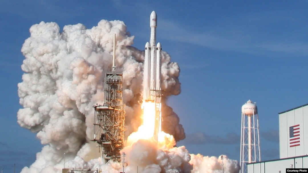 Roket Falcon SpaceX dilincurkan dari pusat peluncuran Kennedy Center Pad 39-A, Cape Canaveral, Florida, AS, 6 Februari 2018. (Foto: dok).
