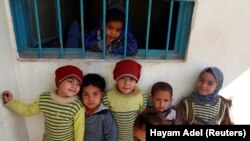 Anak-anak Mesir menunggu di luar klinik baru di Provinsi Fayoum, barat daya Kairo, Mesir, 19 Februari 2019. (Foto: REUTERS / Hayam Adel)