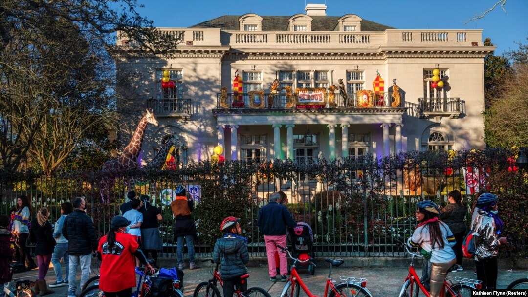 Rumah yang dihiasi tema "Rumah Binatang" di St. Charles Avenue, adalah satu dari sekian banyak rumah yang didekorasi untuk merayakan Mardi Gras, di New Orleans, Louisiana, 7 Februari 2021. (Foto: Reuters)
