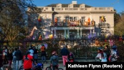 "ໂຮງຫລິ້ນລະຄອນສັດ" ທີ່ເລື່ອນໄປຢູ່ຕາມຖະໜົນ Charles ໃນການສະຫລອງບຸນ Mardi Gras ທີ່ມີການປະດັບປະດາຢ່າງຈົບງາມ ໃນນະຄອນ ນີວໂອລີນສ໌, ລັດ Louisiana, ວັນທີ 7 ກຸມພາ, 2021. (ພາບໂດຍ Reuters/Kathleen Flynn)