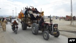 خانوادۀ مهاجر افغان در حال برگشت از پاکستان به افغانستان، 