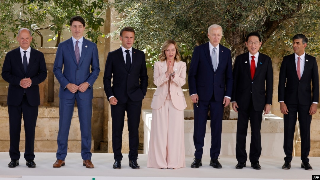 Almanya Başbakanı Olaf Scholz, Kanada Başbakanı Justin Trudeau, Fransa Cumhurbaşkanı Emmanuel Macron, İtalya Başbakanı Giorgia Meloni, ABD Başkanı Joe Biden, Japonya Başbakanı Fumio Kishida, İngiltere Başbakanı Rishi Sunak, Borgo Egnazia tatil köyünde aile fotoğrafı çektirdi.