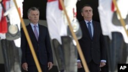 Presiden Argentina Mauricio Macri dan Presiden Brazil Jair Bolsonaro dalam upacara penyambutan di Istana Planalto, Brasilia, Brazil, Rabu (16/1). 