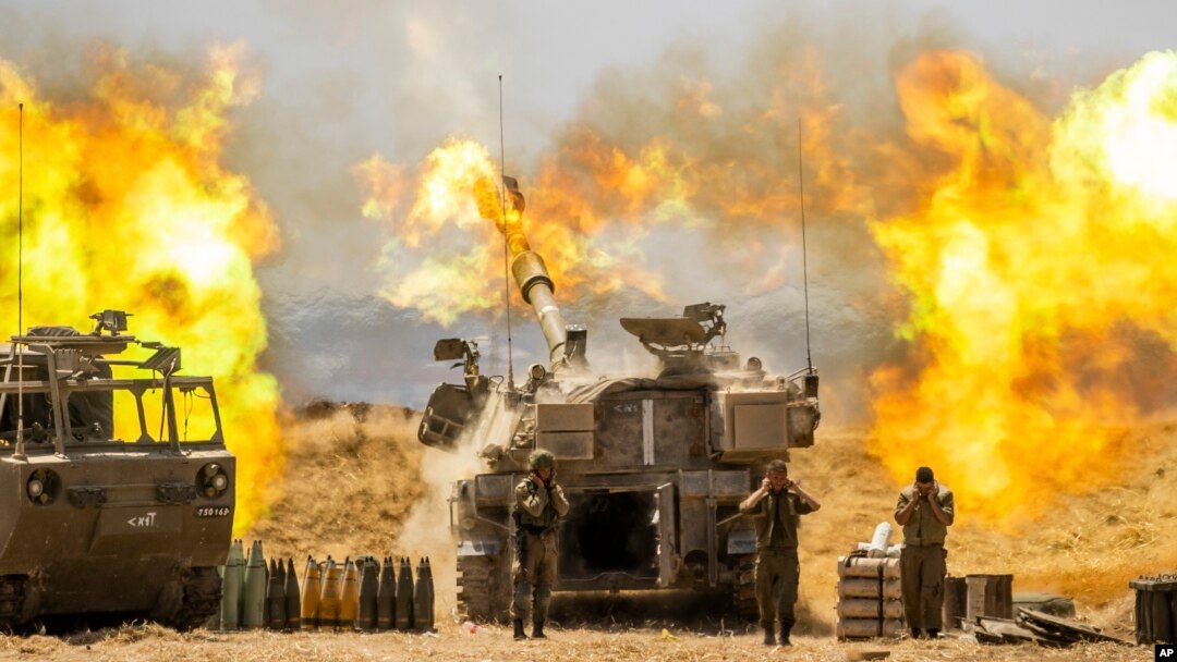 Artileri-artileri Israel di perbatasan menembaki sasaran di Jalur Gaza (12/5). 