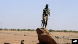 Un soldat nigérien en patrouille entre Agadez et Arlit, zone où sévit AQMI