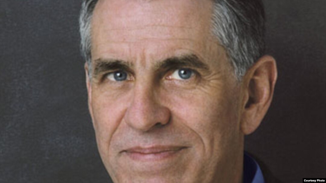 Thomas Bass, tác giả "The Spy Who Loved Us" và “Censorship in Vietnam: Brave New World”.