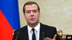 Perdana Menteri Rusia Dmitry Medvedev umumkan sanksi larangan impor daging, ikan, susu dan produk buatan susu, buah-buahan dan sayur mayur dari Amerika, Uni Eropa, Kanada dan Norwegia.