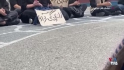 تحصن و شعار اعتراضی در دانشگاه هنر تهران با پلاکارد «زن، زندگی، آزادی» - سه‌شنبه ۵ اسفند
