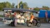 រូបឯកសារ៖ អាជីវករ​ខ្មែរ​លក់​ផលិតផល​តាម​រទេះ​ម៉ូតូ​កាត់​តាម​ភូមិ​ជាយ​រាជធានី​ភ្នំពេញ នៅព្រឹក​ថ្ងៃ​ពុធ ទី២០ ខែ​កញ្ញា ឆ្នាំ​២០២៣។