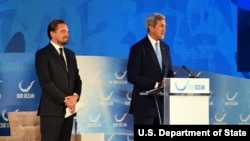 Menlu AS pada pemerintahan Obama, John Kerry memperkenalkan aktor dan aktivis lingkungan AS Leonardo DiCaprio pada konferensi global "Our Ocean" di Washington DC tahun lalu (foto: dok). 