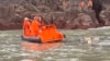 資料照片: 2024年3月14日台灣海警隊成員(橘色頭盔)與中國海警隊參與聯合搜救中國傾覆漁船