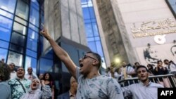 지난 11일 이집트 카이로에 모인 언론인들이 반이스라엘·반미 구호를 외치며 시위하고 있다.