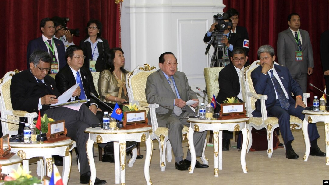 Bộ trưởng Ngoại giao Campuchia, giữa, Bộ trưởng Mohammed Bolkiah của Brunei, phải, và Tổng thư ký ASEAN Surin Pitsuwan tham dự Hội nghị ASEAN ở Phnom Penh, Campuchia, 8/7/2012