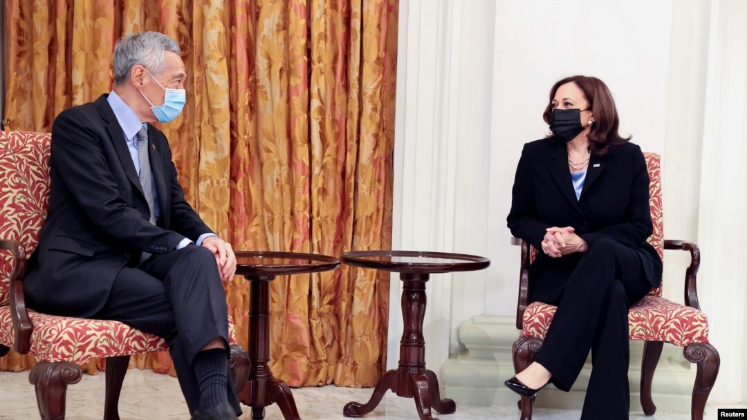Wapres AS Kamala Harris dan PM Singapura Lee Hsien Loong dalam pertemuan di Singapura, 23 Agustus 2021. (REUTERS/Evelyn Hockstein/Pool)