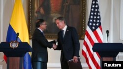 El presidente de Colombia, Gustavo Petro, y el secretario de Estado de EEUU, Antony Blinken, se estrechan la mano tras una rueda de prensa conjunta en la Casa de Nariño, en Bogotá, el 3 de octubre de 2022.