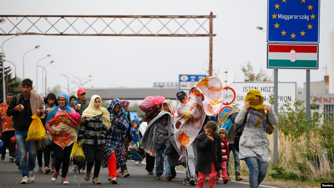 Para migran berjalan melintasi perbatasan dari Hungaria ke Nickelsdorf, Austria, 25 September 2015 (Foto: dok).