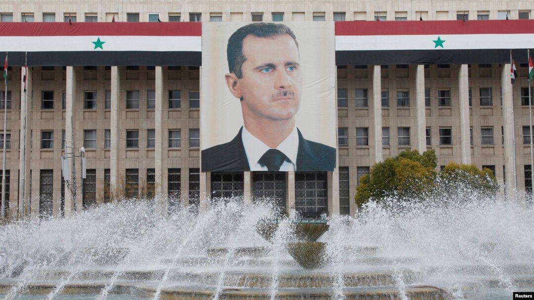 Ifoto ya Perezida wa Siriya Bashar al-Assad ku nyubakwa ya banki nkuru y'igihugu i Damas, yafashwe kuwa 24/02/2012.