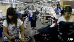 ရွှေပြည်သာမြို့နယ်ရှိ အထည်ချုပ်စက်ရုံ လုပ်ငန်းခွင်တခု။ (စက်တင်ဘာ ၁၈၊ ၂၀၁၅)