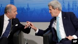 Ngoại trưởng Mỹ John Kerry hội đàm với Ngoại trưởng Pháp Laurent Fabius tại Hội nghị An ninh Munich lần thứ 51 ở Đức, ngày 8/2/2015.