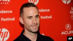 Joseph Fiennes, es hermano del galardonado actor inglés, Ralph Fiennes. Su más reciente película "Strangerland" se estrenó en 2015 en el Festival Sundance.