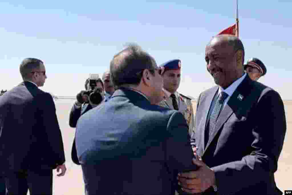 Mkuu wa jeshi la Sudan Jenerali Abdel Fattah al-Burhan (R) akikaribishwa na Rais Abdel Fattah al-Sisi alipowasili El Alamein kwenye pwani ya kaskazini ya Misri tarehe 29 Ogusti, 2023.