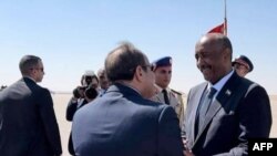 Picha iliyochapishwa kwenye mtandao wa Facebook wa jeshi la Sudan inaonyesha mkuu wa jeshi Jenerali Abdel Fattah al-Burhan akimsalimia Rais wa Misri Abdel Fattah al-Sisi, baada ya kuwasili katika mji wa pwani wa kaskazini mwa Misri wa El Almein, Agosti 29, 2023