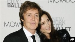 保罗·麦卡特尼与未婚妻斯维尔9月22日在纽约