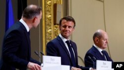 Poljski predsednik Andžej Duda, francuski predsednik Emanuel Makron i nemački kancelar Olaf Šolc na zajedničkoj konferenciji za novinare u Parizu 12. juna 2023. (Foto: AP/Sarah Meyssonnier)