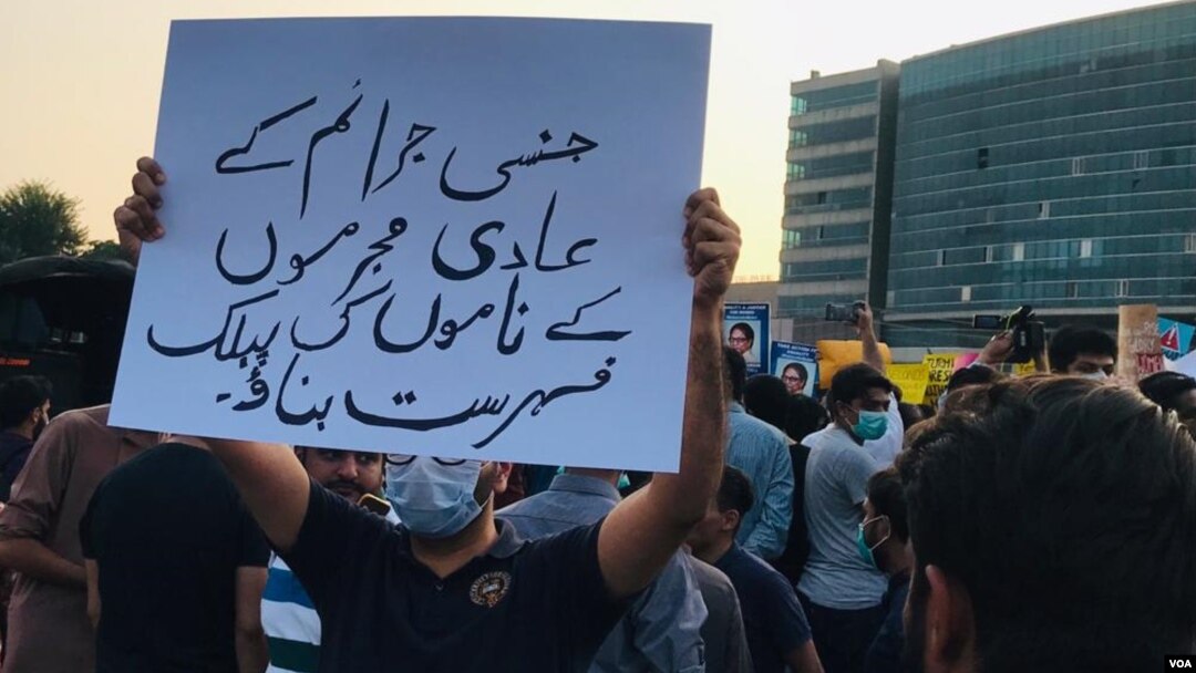 د لاهور پولیس مشر په وينا د دې نه وړاندې په ټولنيزو رسنيو او د حزب اختلاف ګوندونو سخت ردعمل راپاريدلی و 