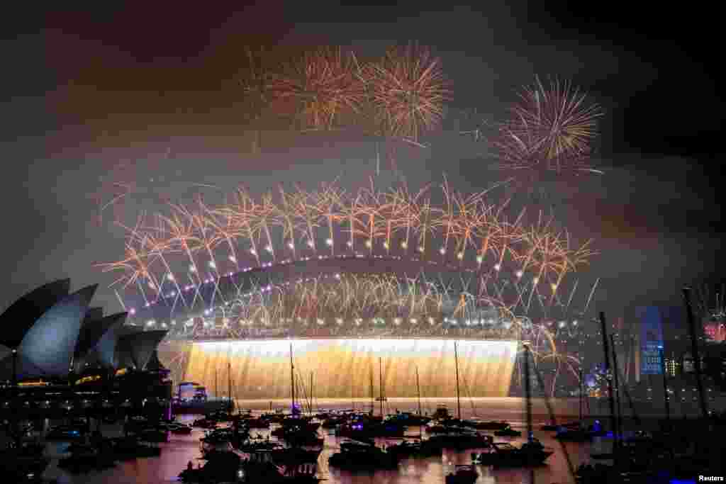  Sidney resalta de nuevo por su espectacular show de fuegos artificiales, siendo una de las primeras ciudad en recibir el año nuevo &nbsp; 