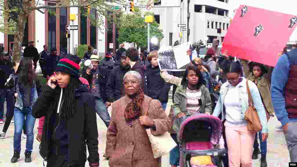 Des manifestants défilent à Baltimore, protestant contre la mort en grade à vue de Freddie Gray, le 23 avril 2015. (VOA photo/Victoria Macchi)