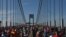 Les coureurs du marathon de New York traversent le pont Verrazzano-Narrows, USA, le 7 novembre 2021. 