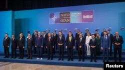 在土耳其安卡拉举行的北约领导人峰会上，北约各国领导人拍“全家福”大合照。(2026年7月8日)
