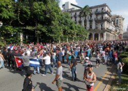 Manifestantes chocan durante las protestas contra y en apoyo del gobierno, en La Habana, 12 de julio de 2021.