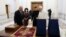 Tổng thống Iraq Barham Salih chào mừng Đức Giáo hoàng Francis trong chuyến đi lịch sử tới thăm Iraq. Ảnh chụp tại Dinh Tổng thống Iraq ở Baghdad, ngày 5/3/2021. Vatican Media/?Handout via REUTERS  