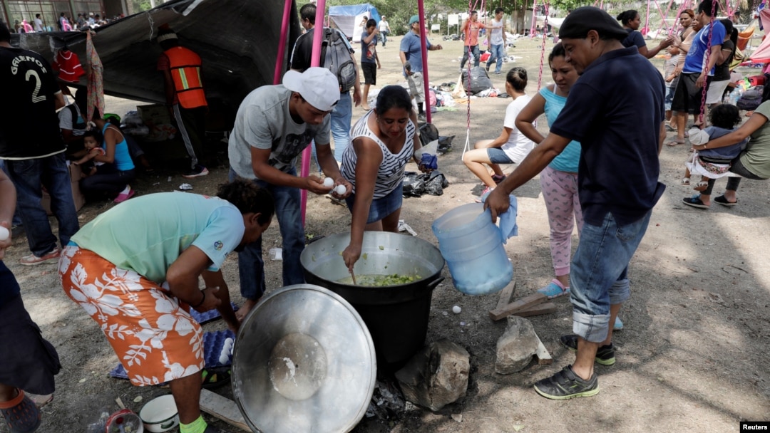 Para migran dari Amerika Tengah beristirahat di kota Matias Romero, Oaxaca, Meksiko dalam perjalan untuk mencoba memasuki AS, Selasa (3/4). 