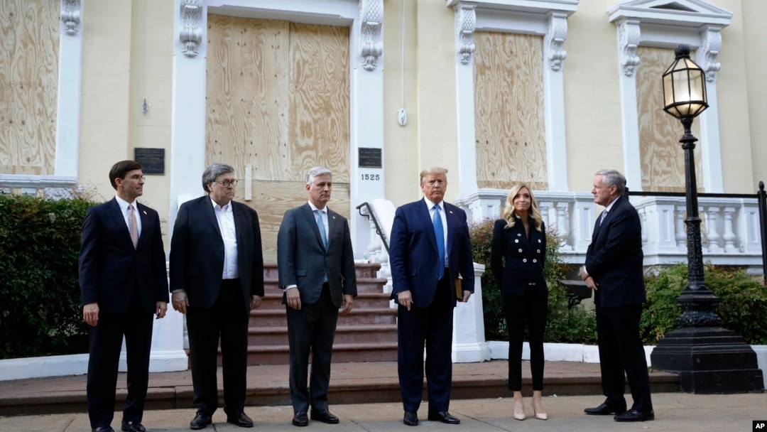 Presiden Donald Trump bersama Menteri Pertahanan Mark Esper, Jaksa Agung William Barr dan para pejabat lainnya berfoto di depan Gereja St. John, di Washington, 1 Juni 2020. 